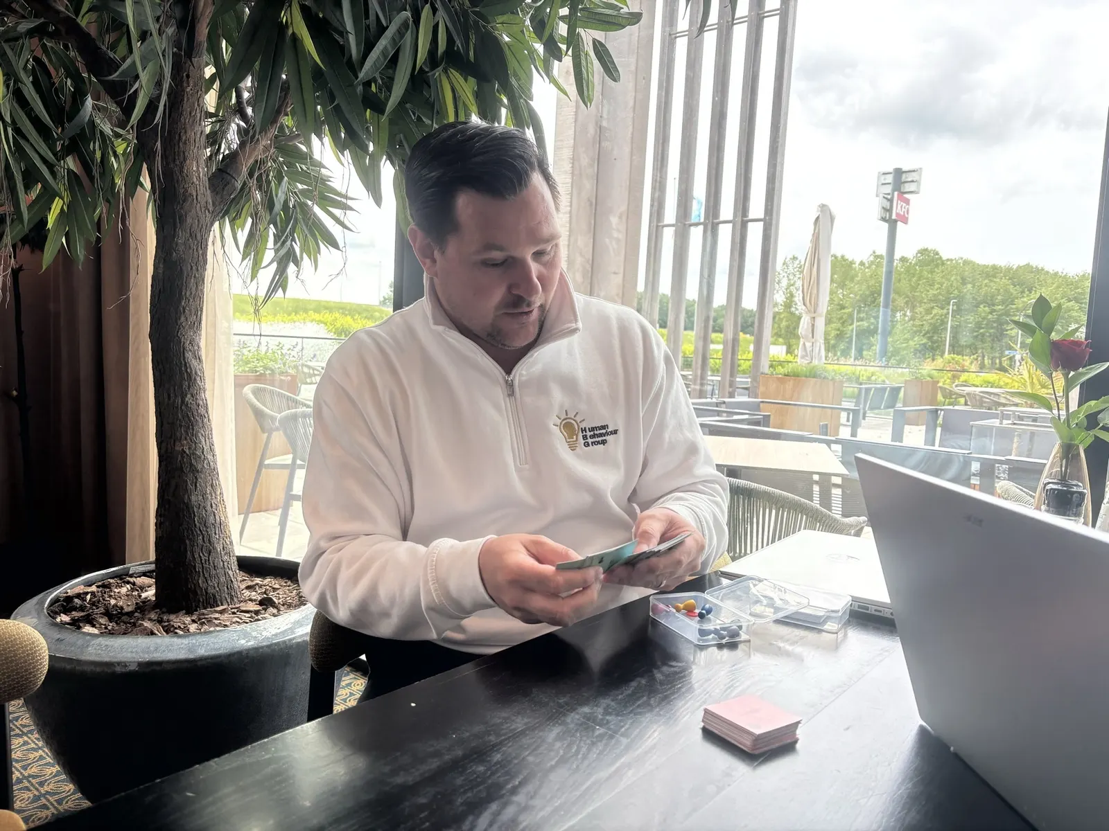 Theo Brack tussen twee meetings door