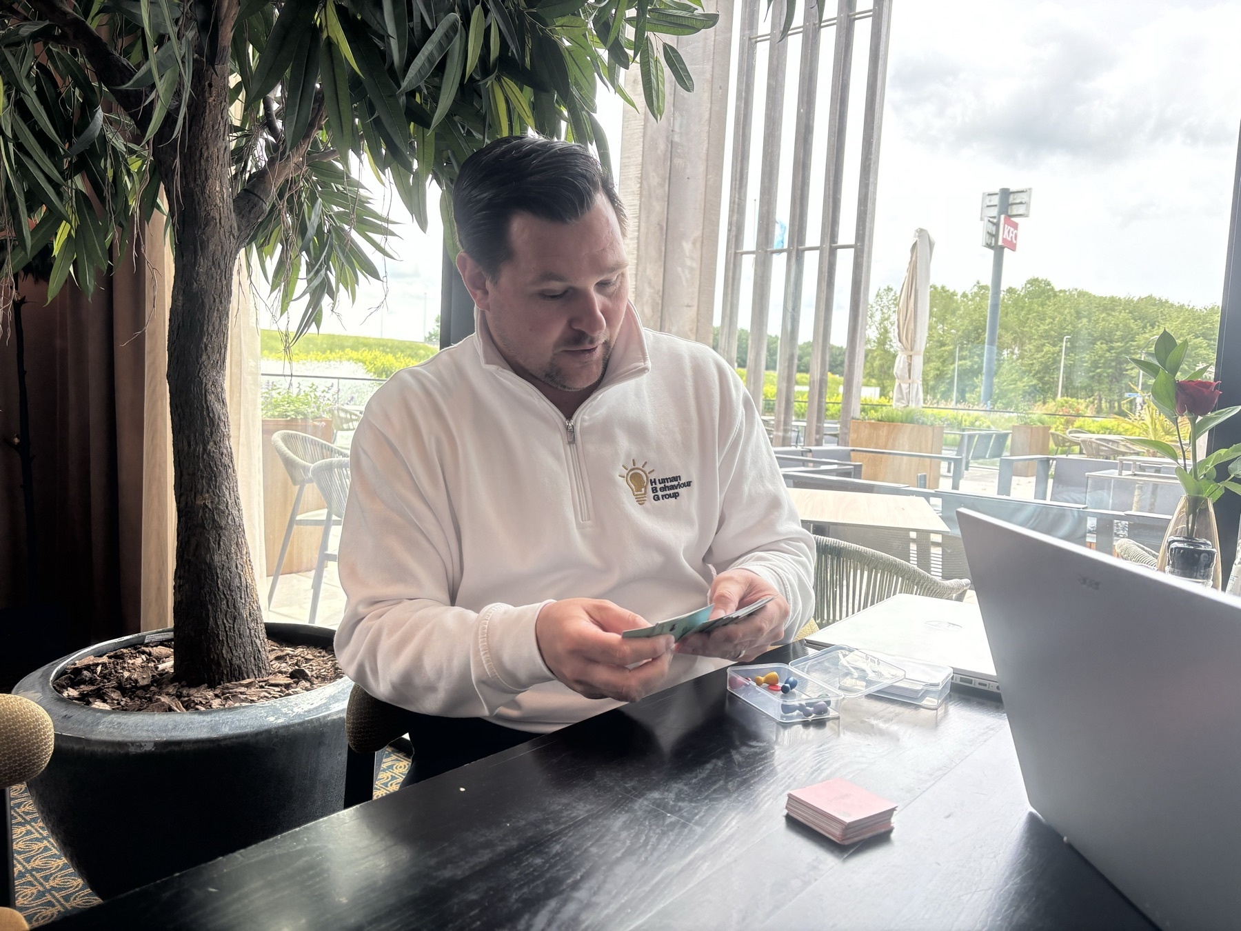 Theo Brack tussen twee meetings door