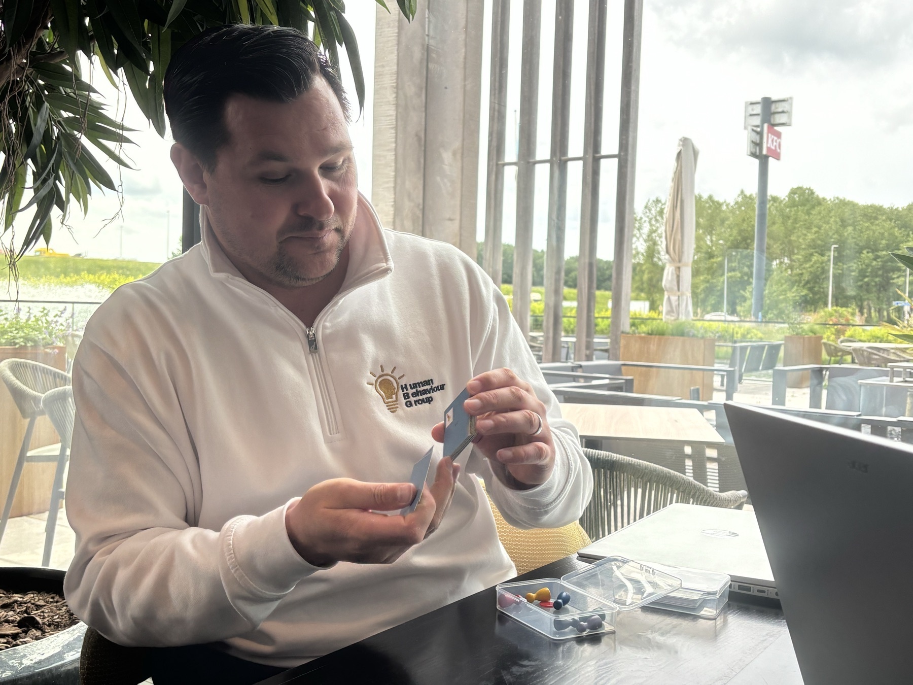 DISC-kaarten op tafel tijdens een werkvorm
