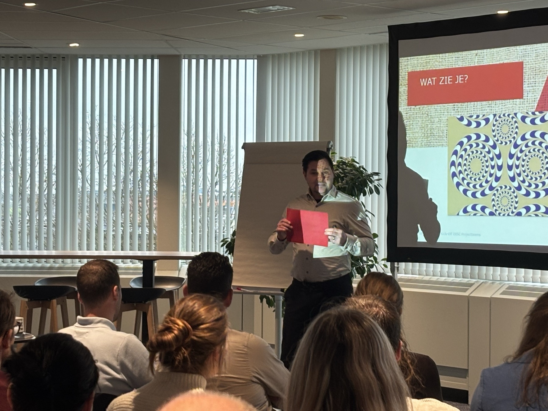 Trainer die een groep begeleidt tijdens een HBG-sessie